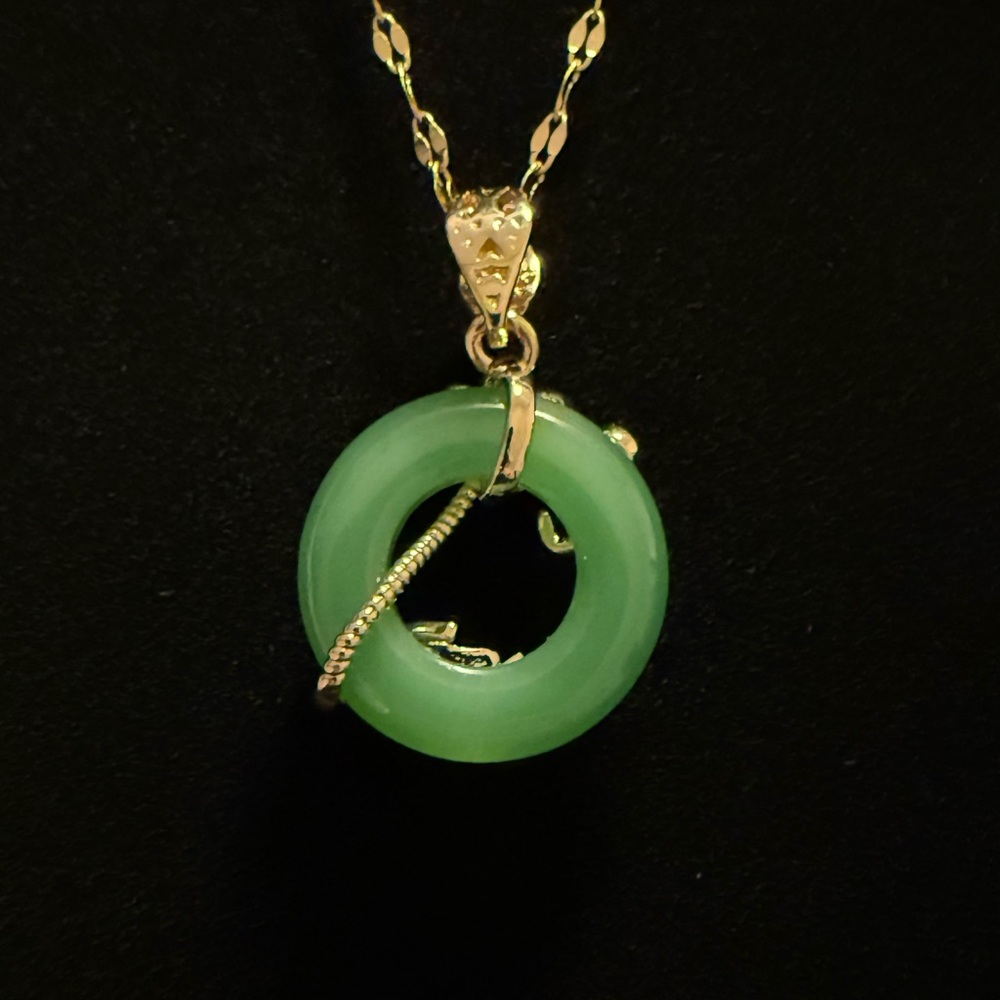NWT Goldtone Stainless Steel Flower & Jade-Inspired Pendant Necklace - Picture 3 of 5